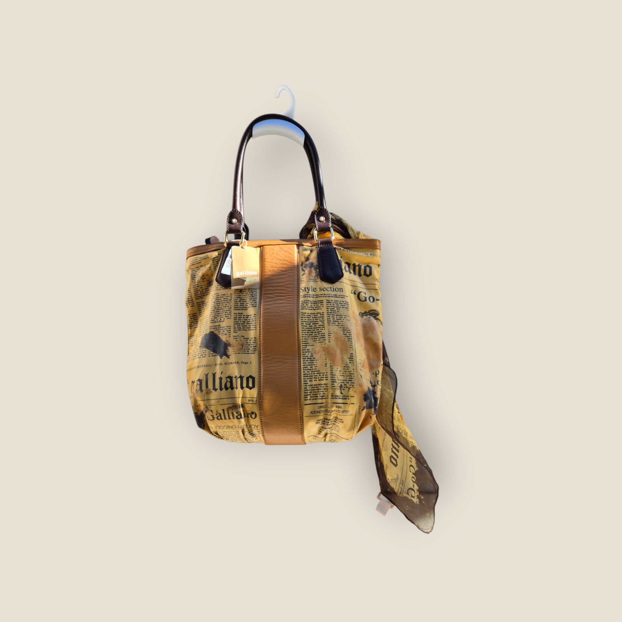 Bolso y pañuelo de seda · Galliano - Imagen 2